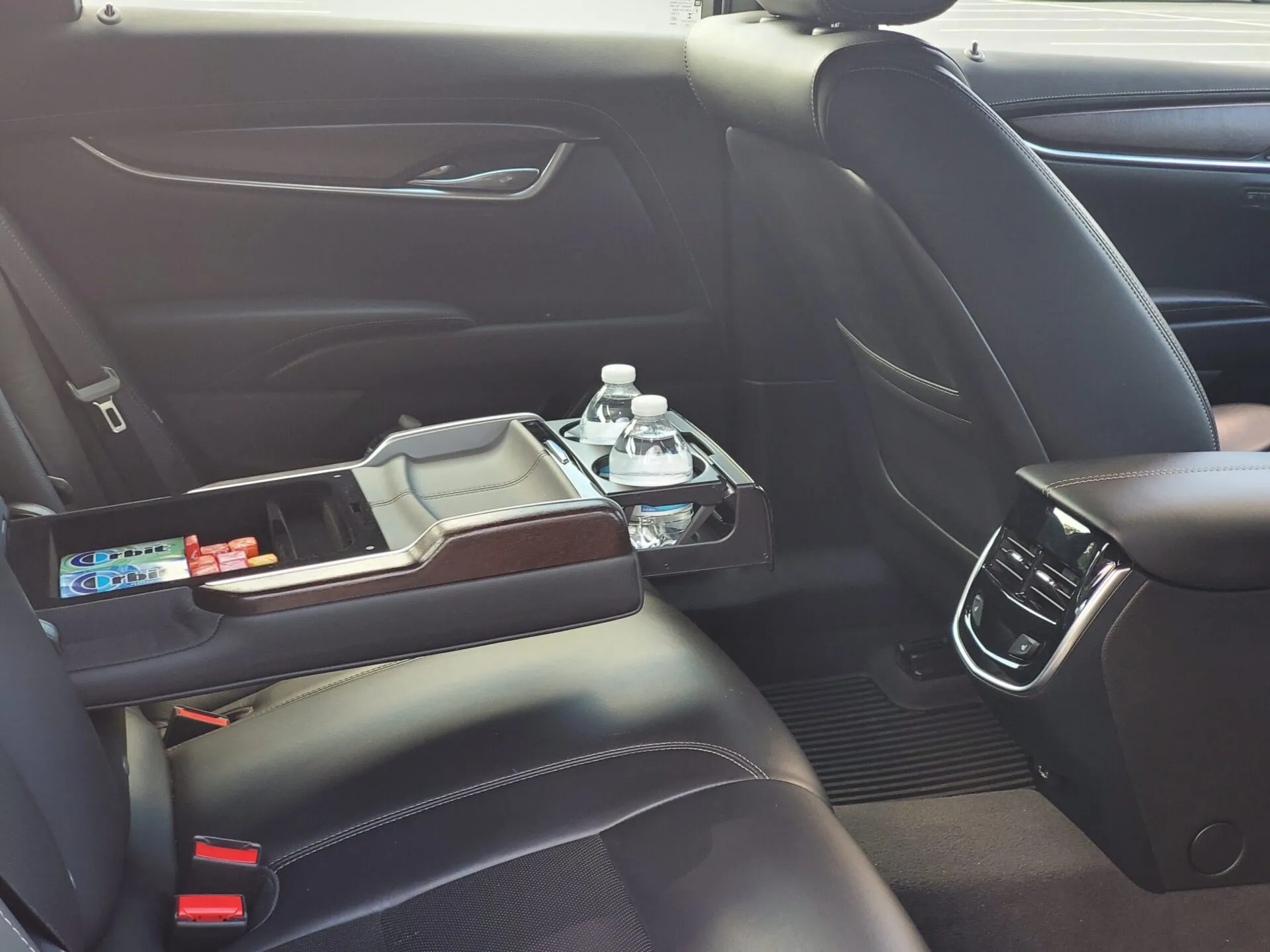 Cadillac XTS rear seating thumbnail